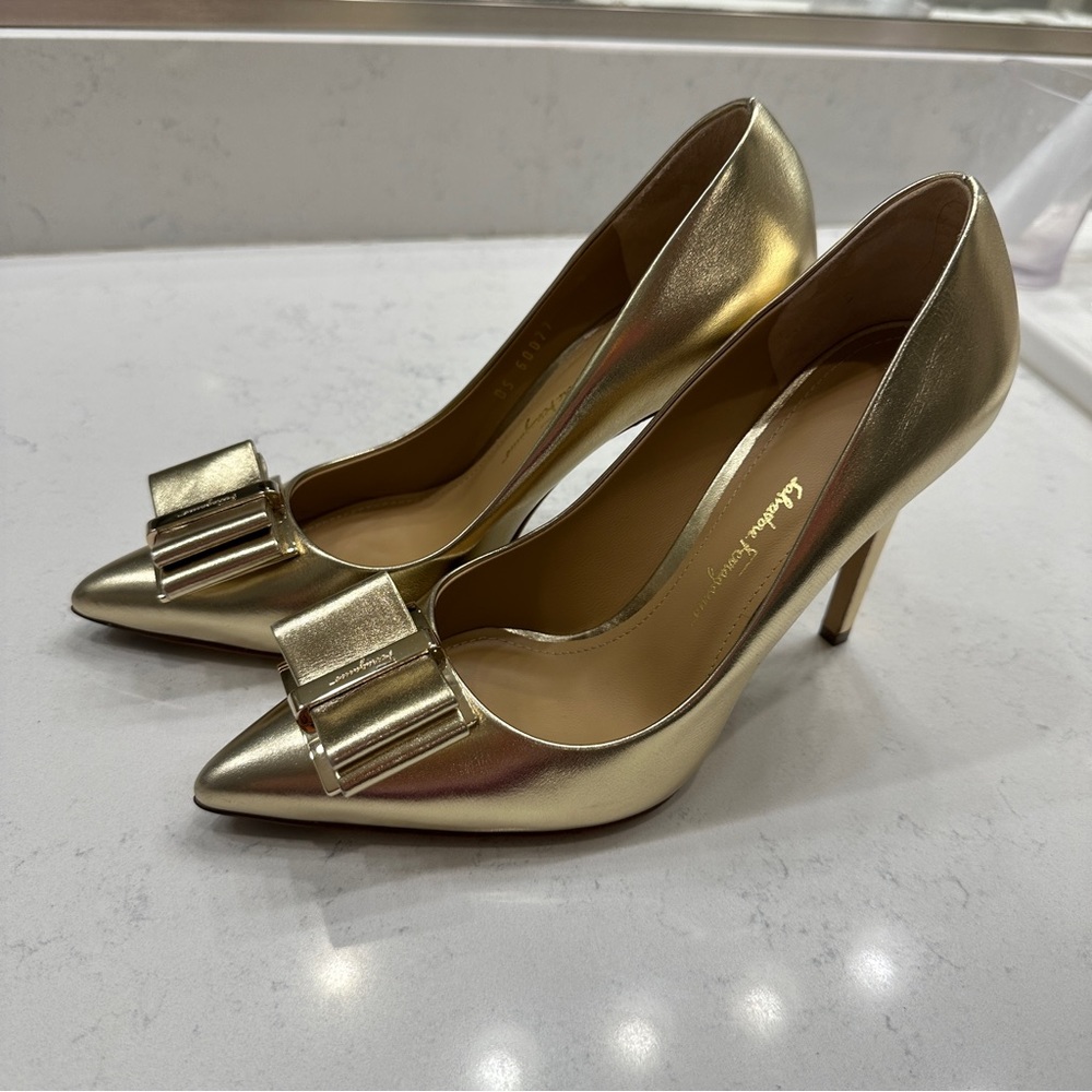 Authentic Salvatore Ferragamo Double bow gold leather 4” pointed heel size 7B